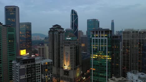 am-Abend-Beleuchtung-Kuala-Lumpur-Stadtzentrum-wohnen-Block-Verkehr-Straße-Antenne-Panorama-4k-Malaysia