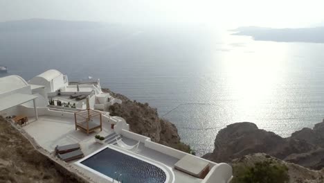 Vista-aérea-de-la-mujer-con-el-vestido-de-novia-en-la-isla-de-Santorini,-Grecia.