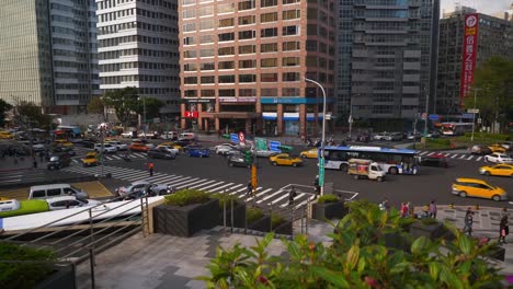 Sonnenuntergang-Taipei-Rathaus-Verkehrsstraße-Kreuzung-Zeitlupe-Panorama-4k-taiwan