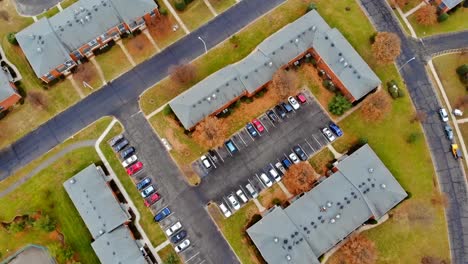 Coches-de-la-altura.-Vista-aérea-de-la-carretera,-árboles-y-casas