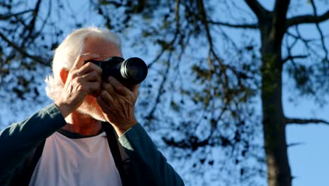 Senior-hombre-clic-fotos-con-cámara-digital-4k