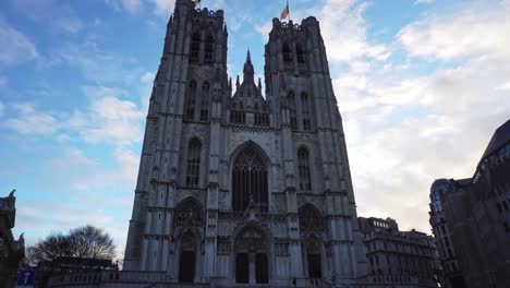 Bélgica.-Catedral-de-Bruselas-St.-Michael-de-contra-el-cielo-azul-de-la-mañana