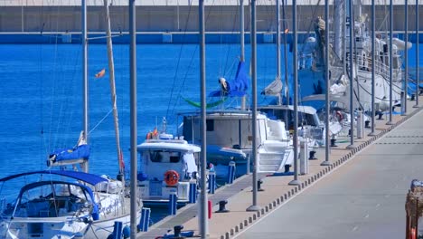 Barcos-y-grandes-yates-amarrados-en-el-puerto-de-Valencia