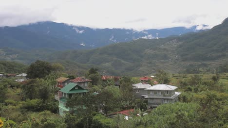 Village-entre-el-Rice-terraces-en-Filipinas