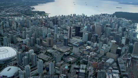 Aerial-Abenddämmerung-Blick-auf-die-Stadt-und-den-Hafen-und-vom-Hafen-Vancouver