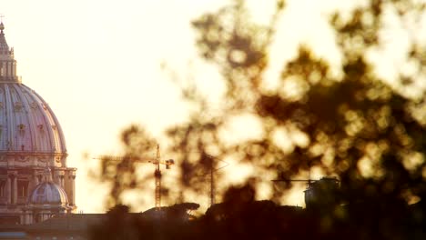 Blick-auf-den-Sonnenuntergang-von-St.-Peter\'s-Basilica-in-Rome:-Vatikan,-Christentum,-glauben,-pope