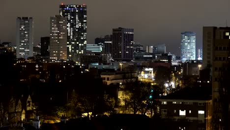 Birmingham,-Inglaterra-del-horizonte-de-centro-de-la-ciudad-en-la-noche-teleobjetivo.