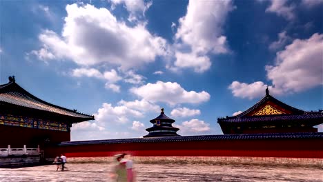 Beijing,-China-Jun-20,2014:-die-Wolkengebilde-und-Die-main-hall,-der-Himmelstempel-in-Peking,-China