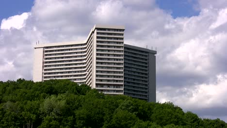 Big-white-apartment-mit-grünen-Bäumen.