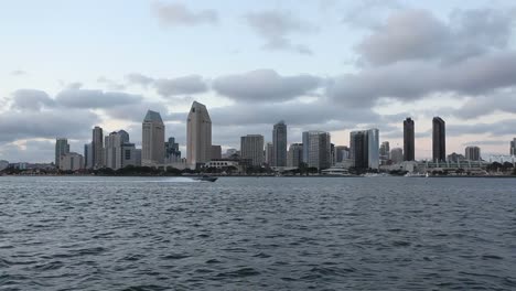 Wolken-zeigen-Licht-die-Skyline-von-San-Diego