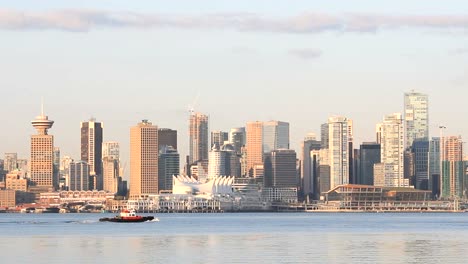 Tug-embarcación-de-pasar-al-panorama-urbano-de-Vancouver