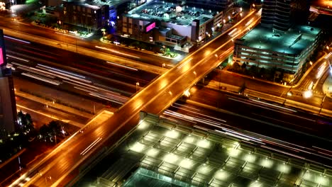 Stadt-Verkehr-in-der-Nacht,-Zeitraffer