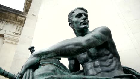 Navy-War-memorial-statue,-Birmingham,-England.