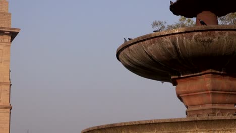 India-Gate-Memorial-and-old-fountain--in-New-Delhi,-India