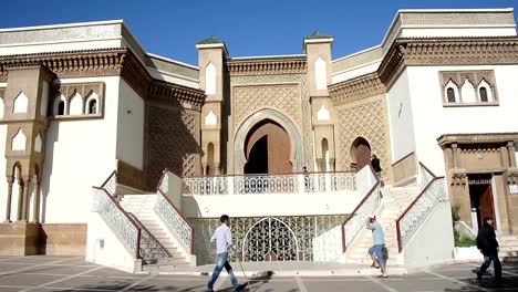 Menschen-zu-Fuß-in-die-Loubnan-Moschee-in-Agadir