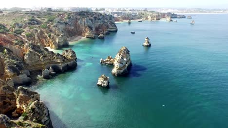 Luftaufnahme-von-natürlichen-Felsen-in-der-Nähe-von-Lagos-der-Algarve,-Portugal