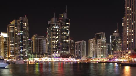 La-noche-4-K-time-lapse-de-la-marina-de-dubai-y-vista-al-golfo