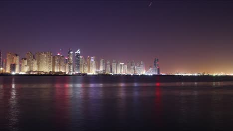 La-marina-de-dubai-de-luz-de-noche-panorámica-time-lapse