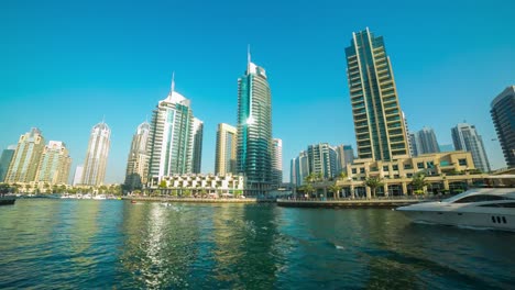 Lapso-de-tiempo-de-luz-de-día-desde-la-marina-de-dubai