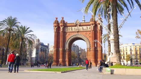 Luz-de-día-arco-del-triunfo-de-turistas-caminando-calle-4-k,-barcelona,-España