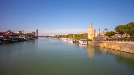 Sevilla-la-luz-solar-Torre-de-oro-Torre-con-vista-panorámica-al-río-4-K-lapso-de-tiempo-de-España