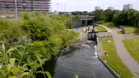Canal-boat-in-a-lock-in-Birmingham,-England.