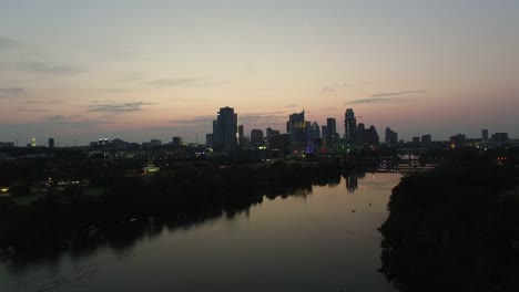 Vista-aérea-de-los-edificios-de-la-ciudad-por-la-noche,-Austin,-Austin,-Texas,-Estados-Unidos