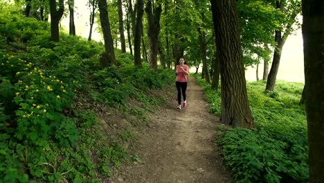 Mädchen-Running-im-Park