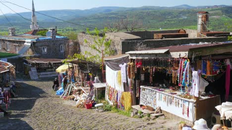 Casas-de-piedra-tradicional-turca-los-pueblos-de-todo-Assos,-Canakkale,-Turquía