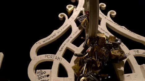 The-writings-and-the-padlocks-in-Ha-penny-bridge