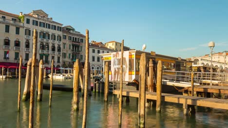 Italien-Sommer-Tag-Venedig-Canal-Bucht-Fähre-Bahnhof-Stadtpanorama-4k-Zeitraffer