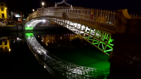 Die-Brücke-in-der-Mitte-des-Flusses-in-Dublin-in-Irland