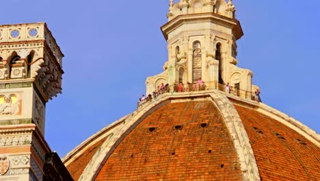 Vista-de-cerca-de-la-Basílica-de-Santa-Maria-del-Fiore-en-Florencia