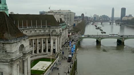 The-view-of-the-Thames-river-and-the-building-infront-it