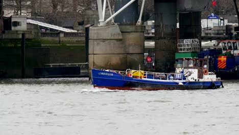 Uno-de-los-muchos-barcos-de-pescadores-que-viajan-en-el-río-Támesis