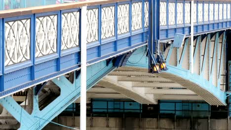 Die-blaue-London-Bridge-mit-Autos,-die-vorbeifahren