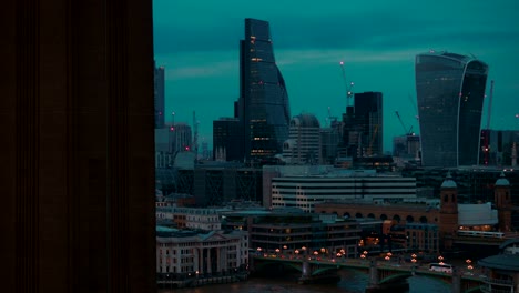 Schwenken-über-die-City-of-London-und-St-Pauls-Cathedral-während-der-blauen-Stunde