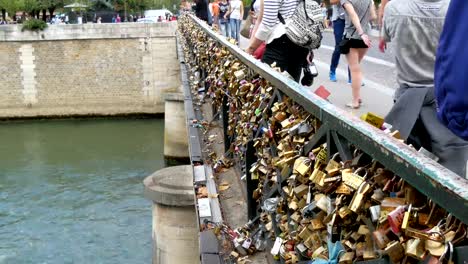 Menschen,-die-die-Liebesschlösser-in-der-Brücke-anschauen