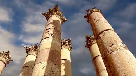 Columnas-romanas-en-la-ciudad-jordana-de-Jerash-(Gerasa-de-antigüedad),-capital-y-ciudad-más-grande-de-Jerash-Governorate,-Jordania