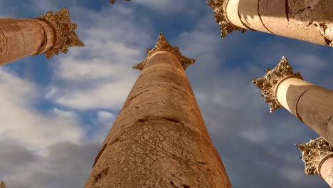 Römische-Säulen-in-der-jordanischen-Stadt-Jerash-(Gerasa-des-Altertums),-Hauptstadt-und-größte-Stadt-von-Jerash-Governorate,-Jordanien