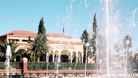 fuentes-frente-a-Palacio-de-congresos-en-Ouarzazate-Marruecos