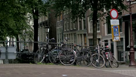 Auf-der-Brücke-in-Amsterdam-abgestellte-Fahrräder