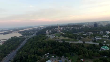 Panorama-von-Kiew,-Ukraine.-Mutter-Heimat.-Luftaufnahme.