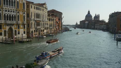 Italia-famoso-canal-santa-maria-della-Basílica-de-salute-soleado-puente-Venecia-panorama-4k