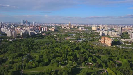 Rusia-Moscú-ciudad-Universidad-paisaje-parque-aéreo-verano-día-panorama-4k