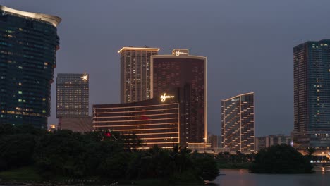 China-Macao-berühmten-Sonnenuntergang-Hotels-Stadtbild-Stadtpanorama-4k-Zeitraffer