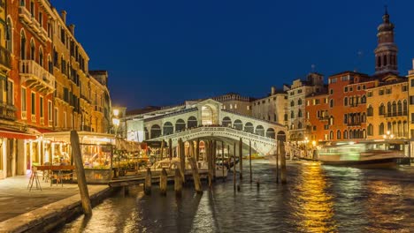 Italien-Nacht-Beleuchtung-berühmten-Rialto-Brücke-grand-Canal-Restaurant-Panorama-4-k-Zeit-hinfällig,-Venedig