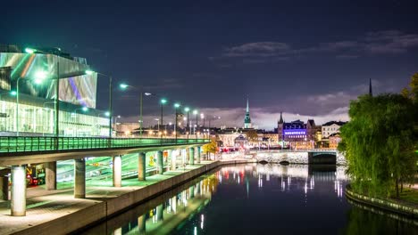 Puente-de-la-ciudad-de-Stockholm-en-4K-la-noche-Time-Lapse-Tilt.-La-ciudad-Capital-de-Suecia,-Scandinavia