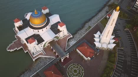 Aerial-Footage---Sunrise-at-a-mosque,-The-Melaka-Straits-Mosque