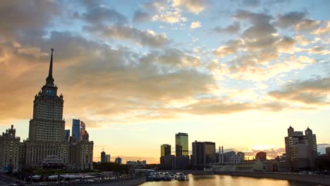 Time-lapse-cityscape-at-sunset-with-the-movement-of-clouds-and-office-buildings-at-background